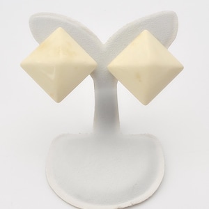 Boucles d'oreilles clip à vis vintage en ivoire signées Vendôme, avec un design géométrique audacieux avec une finition lisse et polie - intemporelles et élégantes.