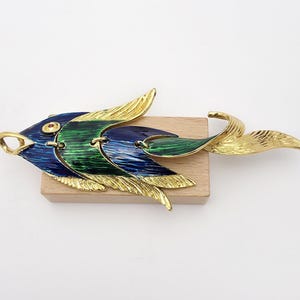 Sphinx Vintage Fisch Anhänger, bewegliches Design, Gold und Emaille, signiert mit Logo & Nummer, einzigartiger Statement Schmuck, Sammlerstück