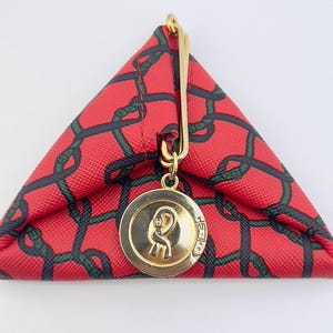 Portamonete vintage Roberta con motivo geometrico rosso e ciondolo con logo dorato, design a triangolo pieghevole – elegante accessorio da collezione