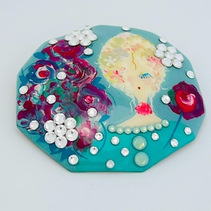 手描きの花柄パリジャンレディ八角形ブローチペンダントヴィンテージエナメル銅のラインストーン付き