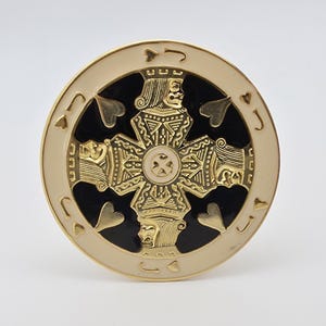Goud en zwart geëmailleerde hartenkoning medaillonbroche met ingewikkelde details en speelkaartsymbolen, statement sieraad.