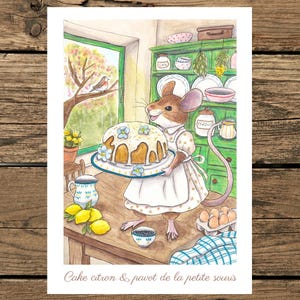 Peut inclure: Illustration à l'aquarelle d'une souris dans une cuisine tenant un gâteau décoré de fleurs bleues. La souris porte un tablier et une robe blancs. Des citrons, des œufs et un oiseau sont également visibles. Le texte "Cake citron & pavot de la petite souris" est en bas.