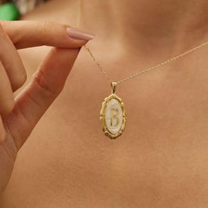 Collar con letra de esmalte blanco en oro de 14 quilates con grabado personalizado. Delicada joya con colgante personalizada para ella. Elegante regalo hecho a mano.