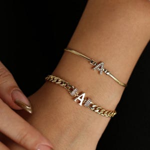 Pulsera de oro con inicial y dije de piedra o letra sencilla. Delicada joyería personalizada para ella. Cadena ajustable. Regalo minimalista y elegante.