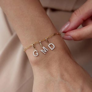 Pulsera de oro con inicial personalizada con dijes de 1, 2 o 3 letras, joyería personalizada de tres piedras, regalo delicado para ella, cadena elegante ajustable