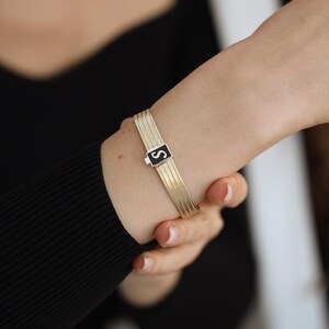 Pulsera con inicial dorada y letra esmaltada de colores, regalo personalizado con una sola letra para ella, pulsera dorada con dije personalizado.