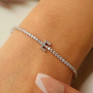 Pulsera de oro blanco con inicial y dije de letra de piedra, delicada joya personalizada estilo tenis, regalo para ella, elegante pulsera de oro ajustable.