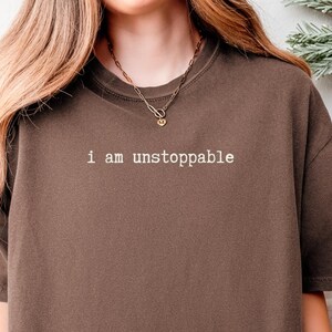 Koszulka I Am Unstoppable Comfort Colors | Koszulka Fertility Journey | Upominek po porodzie | Minimalistyczna koszulka motywacyjna
