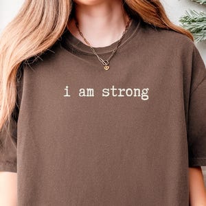 Koszulka I Am Strong Comfort Colors | Koszulka zachęcająca do TTC | Prezent na uzdrowienie po porodzie | Inspirująca, duża koszulka dla kobiet