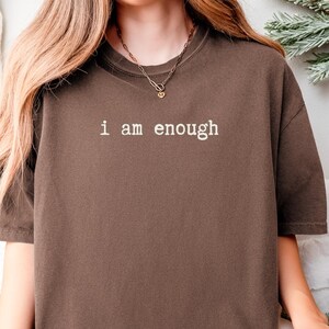 Koszulka z nadrukiem „I Am Enough Comfort Colors” | Koszulka oversize z napisem „Self Love” | Prezent dla wojowniczki IVF | Koszulka z afirmacją poporodową dla mam