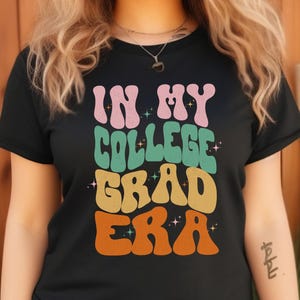 Comfort Colors® In meinem College Grad Era Shirt, Retro Studentenkleidung, Alumni T-Shirt, Bachelor-Outfit, Frauen lustiges Konzert T-Shirt