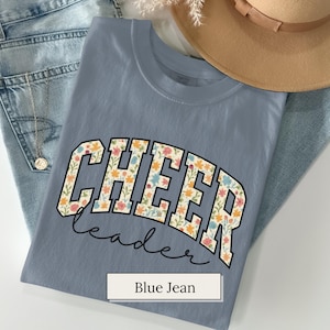 Camiseta de animadora, camiseta del equipo de animadoras, camiseta de animadoras con letras florales, regalo para animadoras, camiseta del equipo de animadoras con guion, camiseta para el día del partido