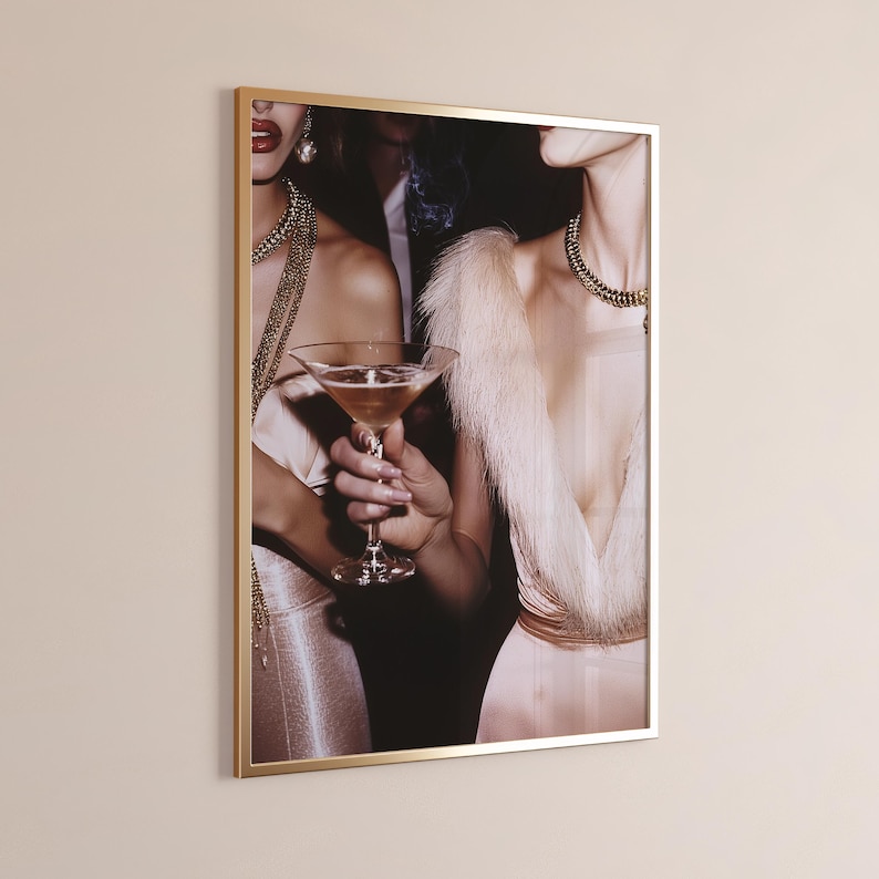 Pu&ograve; includere: Due donne in abiti glamour, una tiene in mano un bicchiere da martini con un liquido dorato. La donna in primo piano indossa un abito rosa chiaro con un colletto di pelliccia finta e una collana d'oro. La donna sullo sfondo indossa un abito argentato con una collana d'oro e un braccialetto d'oro.