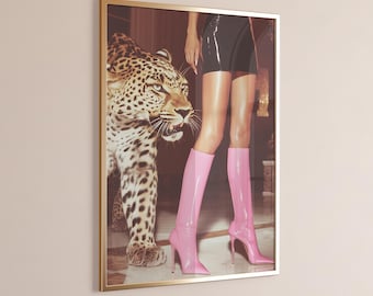 High fashion print, luxe muurkunst, poster mannequin en panter, Hypebeast-esthetiek, moderne chique kunst, print Vogue Magazine, roze laarzen, roze laarzen
