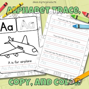 Op de afbeelding: Twee werkbladen met de tekst "ALPHABET TRACE, COPY, AND COLOR" worden getoond. Eén werkblad bevat de letter "A" en een vliegtuigillustratie. Het andere werkblad heeft lijnen om hoofdletters en kleine letters te traceren en te kopiëren. Kleurpotloden omringen de werkbladen.