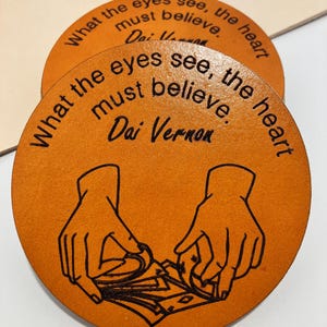 Leren onderzetters - Dai Vernon, speelkaarten, "The Heart Must Believe" - Geweldig cadeau voor goochelaars!  Zadelbruin - achterkant kurk