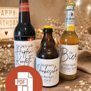 Op de afbeelding: Drie glazen bierflesjes met aangepaste etiketten. De linkerfles heeft een rode dop en de tekst "Für Dich solls Hopfen und Konfetti". De middelste fles heeft een gele dop en de tekst "Ein kleines Dankeschön in flüssiger Form". De rechterfles heeft een gele dop en de tekst "Ein Bier Sagt mehr als 1000 Worte".