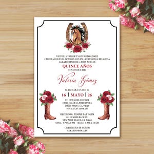 Gedruckte Einladung, Western Thema, Pferd und Hufeisen, geschmückt mit roten und rosa Rosen, Cowgirlstiefel mit Rosen, und einem Rahmen im Ticket-Stil.