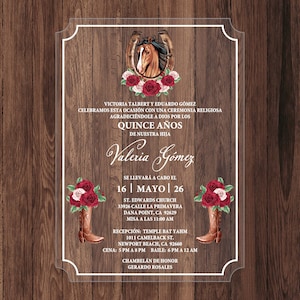 Acryl-Einladung, Western-Thema, Pferd und Hufeisen, geschmückt mit roten und rosa Rosen, Cowgirl-Stiefeln mit Rosen und einem Rahmen im Ticket-Stil.