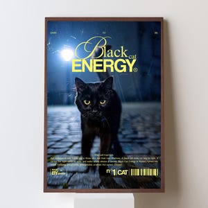 Peut inclure: Affiche encadrée avec un chat noir aux yeux jaunes, sur une rue pavée. Le texte "Black cat ENERGY" est en jaune et blanc. Le texte supplémentaire évoque le mystère du chat. L'ensemble dégage une ambiance sombre et mystérieuse.