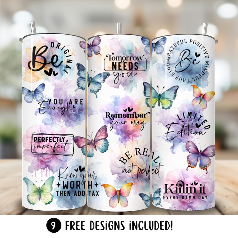 Op de afbeelding: Drie roestvrijstalen bekers met kleurrijke aquarelontwerpen met vlinders en inspirerende citaten. De citaten zijn: "Wees origineel", "Morgen heeft je nodig", "Wees dankbaar, aardig, waar, aandachtig", "Je bent genoeg", "Perfect imperfect", "Onthoud je waarom", "Wees echt, niet perfect", "Beperkte oplage", "Ken je waarde", "Killin' It Every Damn Day".