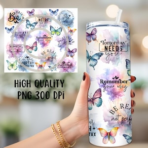 Op de afbeelding: Een witte tumbler met een aquarelontwerp met vlinders en inspirerende citaten. De citaten zijn "Morgen heeft je nodig", "Onthoud je waarom" en "Wees echt, niet perfect".