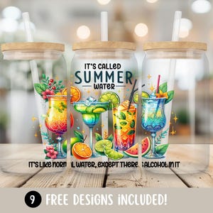 Op de afbeelding: Drie doorzichtige glazen bekers met bamboe deksels en transparante rietjes, voorzien van kleurrijke illustraties van tropische cocktails, citrusvruchten en watermeloen. De tekst luidt IT'S CALLED SUMMER WATER en IT'S LIKE NORMAL WATER, EXCEPT THERE'S ALCOHOL IN IT.