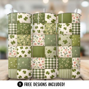 Puede incluir: Tres vasos de acero inoxidable con un diseño de patchwork. El diseño presenta cuadrados verdes y blancos con tréboles, estampados florales y cuadros de vichy. El texto "9 FREE DESIGNS INCLUDED!" está en la parte inferior.