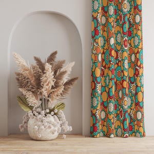 Groovy Blumenmustervorhang, Retro-Vibes, kräftiges Blumenmustervorhang, farbenfroher Flower-Power-Vorhang, fröhliches Wohndekor, moderner Boho-Vorhang