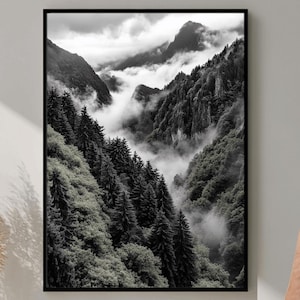 Wald Berge Digitaldruck, neblige Berglandschaft, große druckbare Wandkunst, grüne Waldlandschaft, Naturbild