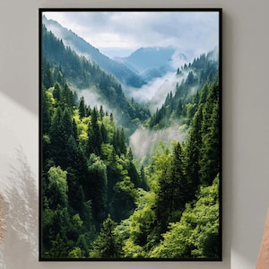 Wald Berge Digitaldruck, neblige Berglandschaft, große druckbare Wandkunst, grüne Waldlandschaft, Naturbild