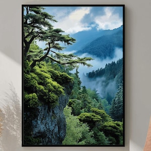 Wald Berge Digitaldruck, neblige Berglandschaft, große druckbare Wandkunst, grüne Waldlandschaft, Naturbild