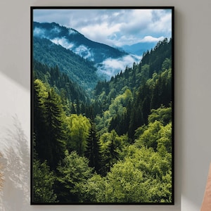 Wald Berge Digitaldruck, neblige Berglandschaft, große druckbare Wandkunst, grüne Waldlandschaft, Naturbild