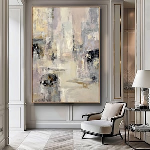 Peut inclure: Peinture d'art abstrait dans un cadre doré. L'œuvre présente un mélange de couleurs neutres, dont le beige, le gris, le noir et des touches de jaune. Les coups de pinceau créent un effet texturé, avec des éléments verticaux et horizontaux.