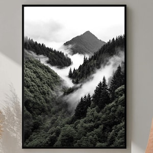 Wald Berge Digitaldruck, neblige Berglandschaft, große druckbare Wandkunst, grüne Waldlandschaft, Naturbild
