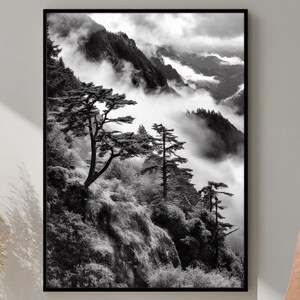 Wald Berge Digitaldruck, neblige Berglandschaft, große druckbare Wandkunst, grüne Waldlandschaft, Naturbild