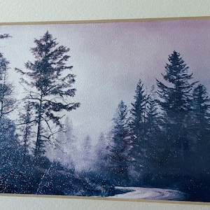 Peut inclure: Peinture de paysage encadrée d'une scène de forêt. L'œuvre représente de grands conifères dans des tons de bleu et de violet, avec une atmosphère brumeuse. La peinture est montée dans un cadre en bois clair.