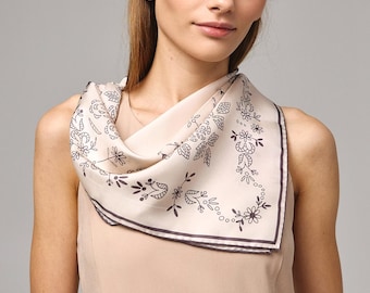 100% jedwabny szal w kolorze beżowym, lekki szal z jedwabiu morwowego, elegancka chusta do włosów z motywem botanicznym, szykowna jedwabna bandana, idealny prezent dla niej