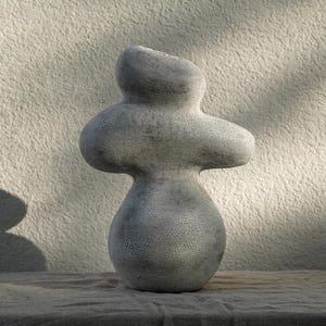 Könnte beinhalten: Eine graue Keramikvase mit einer einzigartigen, abstrakten Form. Die Vase hat eine strukturierte Oberfläche und ein leicht unebenes Finish.