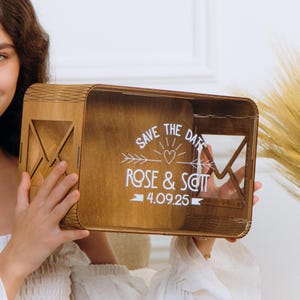 Caja de madera para tarjetas postales de boda con ranura, organizador de hucha, decoraciones rústicas de centros de mesa bohemios, caja de sobre de acrílico personalizada