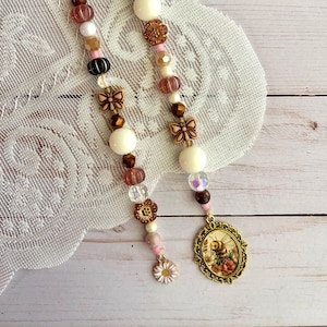 Honey Bee Blythe Pull String | Cottagecore Daisy Doll Charm | Whimsical Garden Accessory