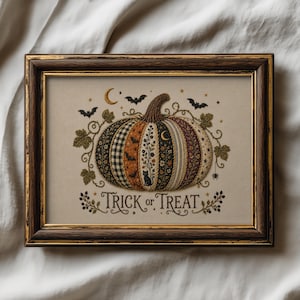 Può includere: Un ricamo incorniciato raffigurante una grande zucca con segmenti a motivi vari, tra cui quadri, fiori e pipistrelli. Il design include una luna crescente, stelle, pipistrelli e un gatto nero. Il testo TRICK or TREAT è ricamato al di sotto.