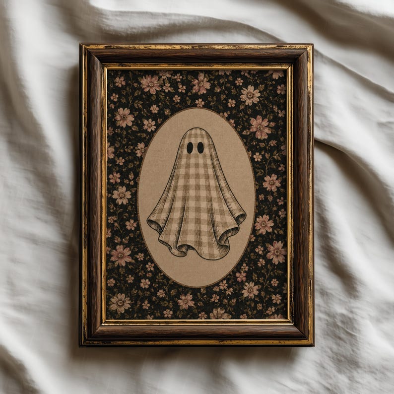 Grafika z duchem w stylu vintage | Dekoracje na Halloween w stylu Cottagecore | Kwiatowy nadruk z duchem | Neutralna jesienna sztuka ścienna (do pobrania w wersji cyfrowej) zdjęcie 1
