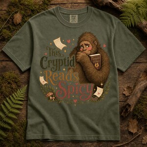 Questa maglietta con la scritta "Cryptid Reads Spicy" raffigura un Bigfoot e un Sasquatch che leggono un libro.