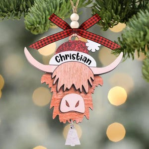 Kundenspezifische hölzerne Highland Kuh Weihnachtsverzierung - Rustikale Bauernhaus 2-Schicht-Weihnachtsmannhut-Kuh - personifizierte Landhaus Weihnachtsbaum-Dekoration