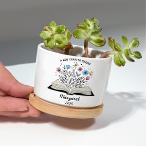 Personalized Retirement Flower Vase – &quot;A New Chapter Begins&quot; Ceramic Gift for Teacher, Coworker, or Thank You Present