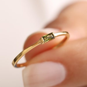 Anillo baguette con piedra de nacimiento en oro macizo de 14 quilates: anillo personalizado para madres