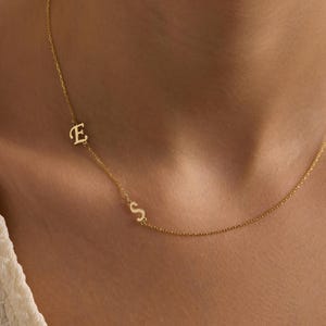 Gouden eerste ketting, zijwaartse eerste ketting, ketting aangepaste brief, gepersonaliseerde sieraden, cadeau voor haar, kerstcadeau, moedercadeaus