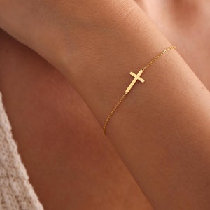 Pulsera de cruz de oro de 14 quilates: delicada joyería religiosa cristiana