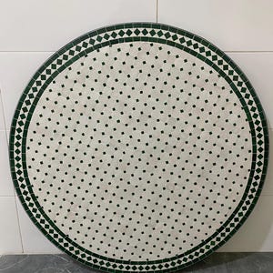 Puede incluir: Un letrero de madera hecho a mano con la palabra "Welcome" en una fuente juguetona. El letrero está pintado de blanco con un acabado envejecido y presenta un pequeño corazón decorativo. Para uso en interiores o exteriores.